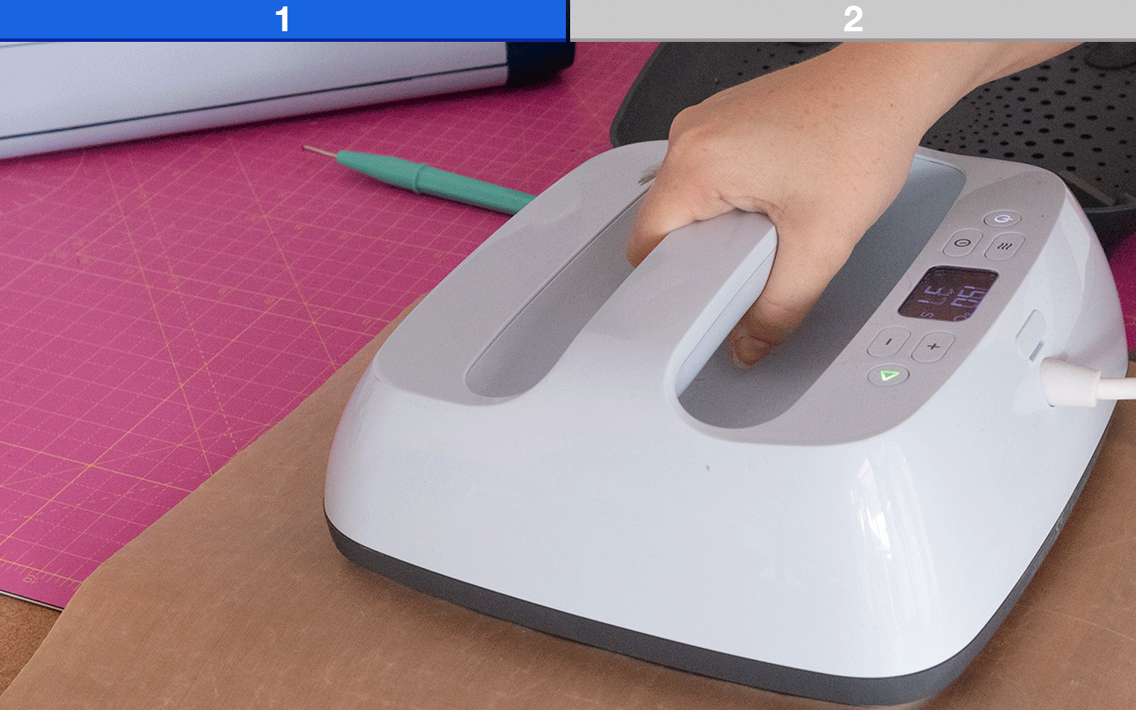 Termopressa per sublimare sul compensato il disegno del cuore composto da foglie.