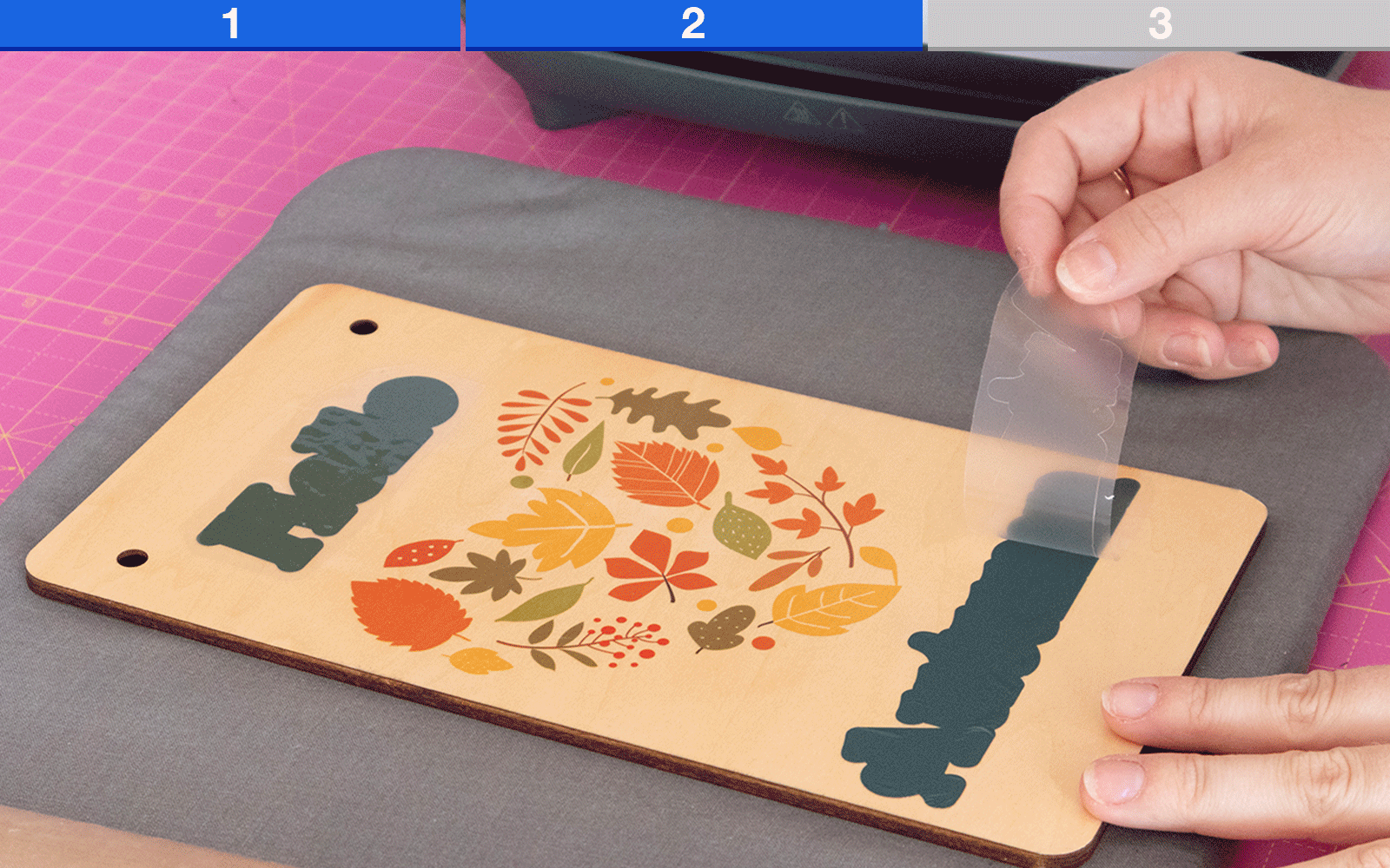 Échenillage des mots en HTV et ajout au panneau de contreplaqué.