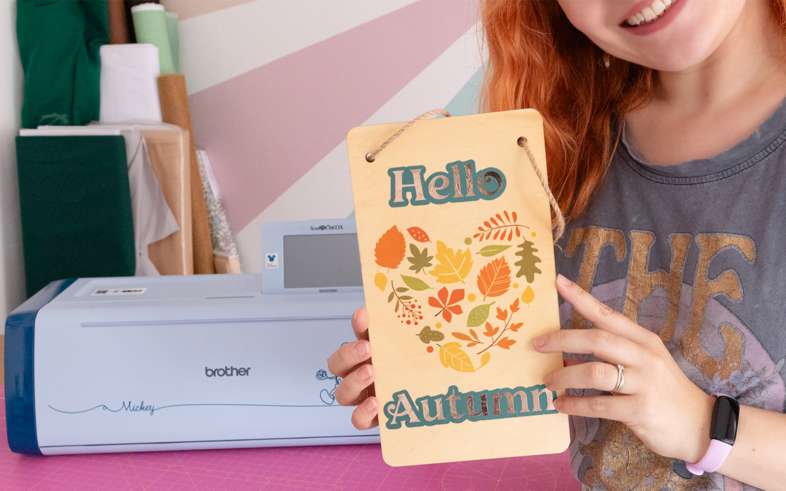 Paige Joanna con l’insegna in legno "Hello Autumn".