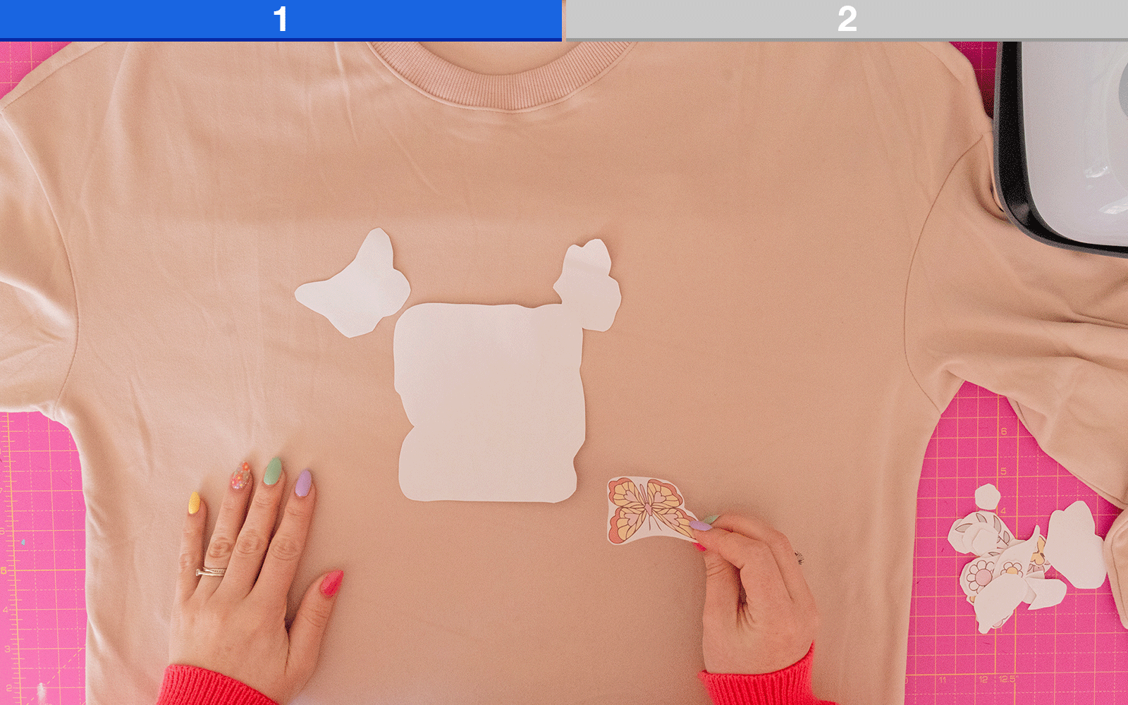 Platgelegd sweatshirt met sublimatieontwerp erop.