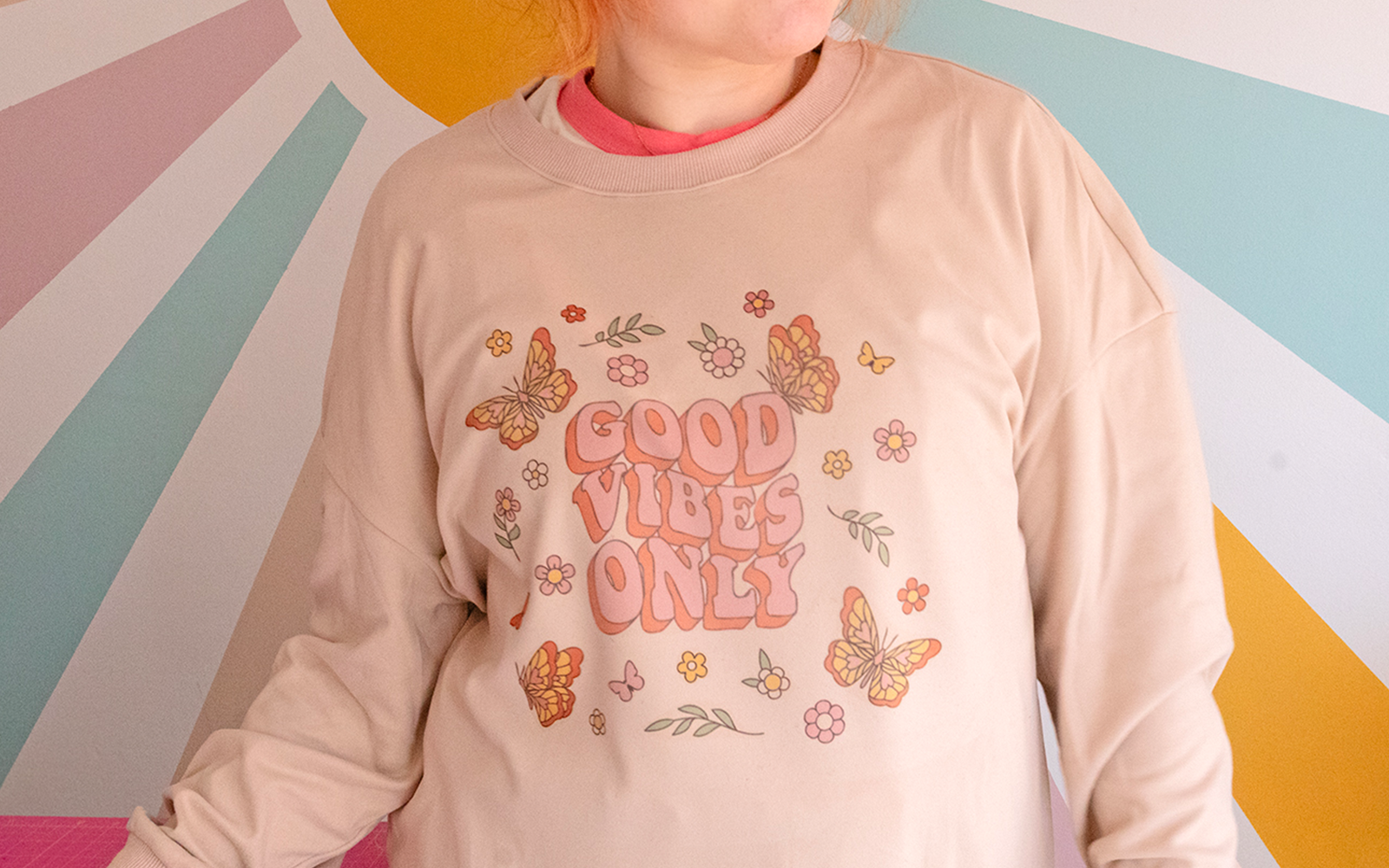 Paige Joanna trägt Sweatshirt mit Sublimationsdesign