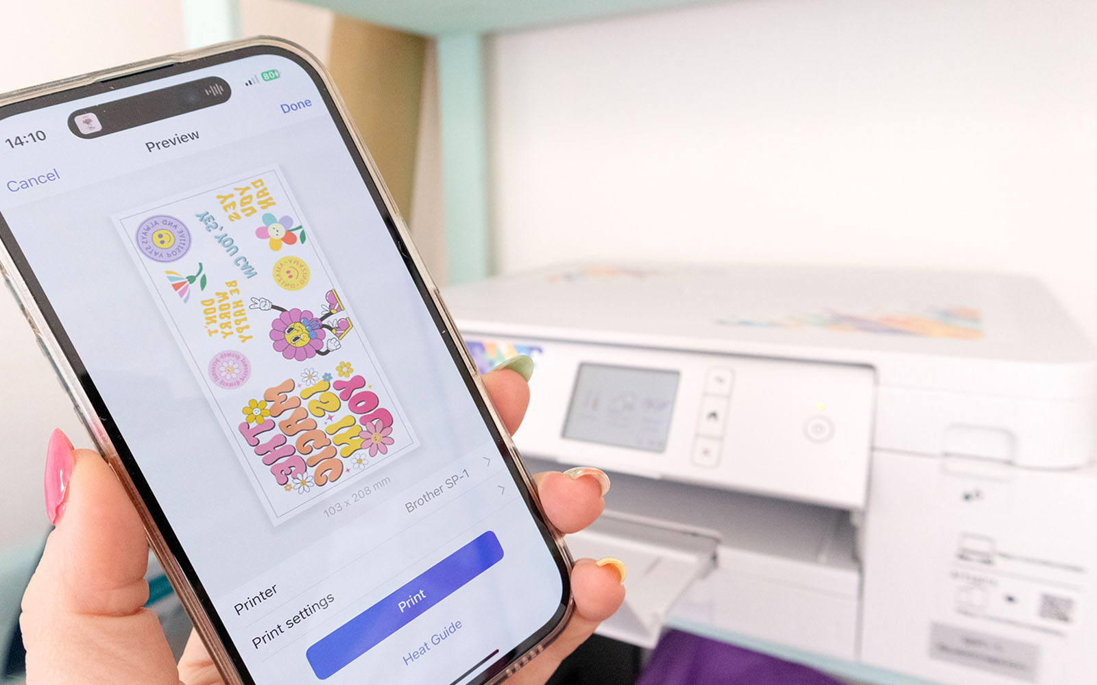 SP1 und Brother Artspira Kreativ-App auf einem Telefon