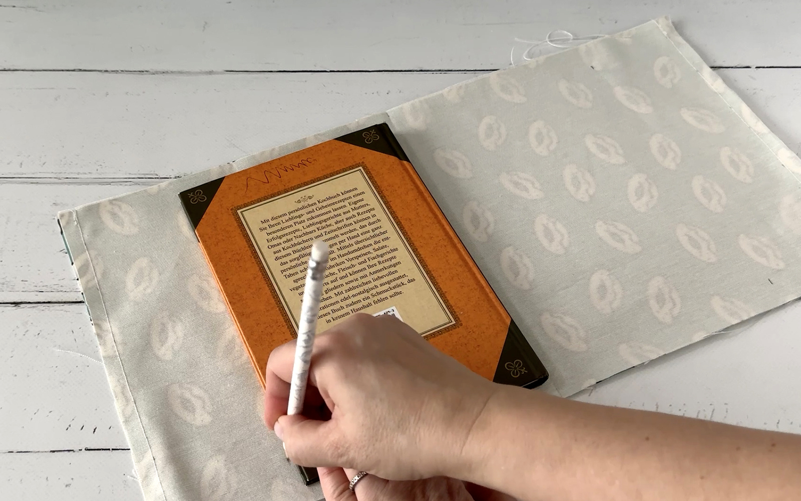  Mit Bleistift gemachte Falzmarkierungen auf dem Stoff.