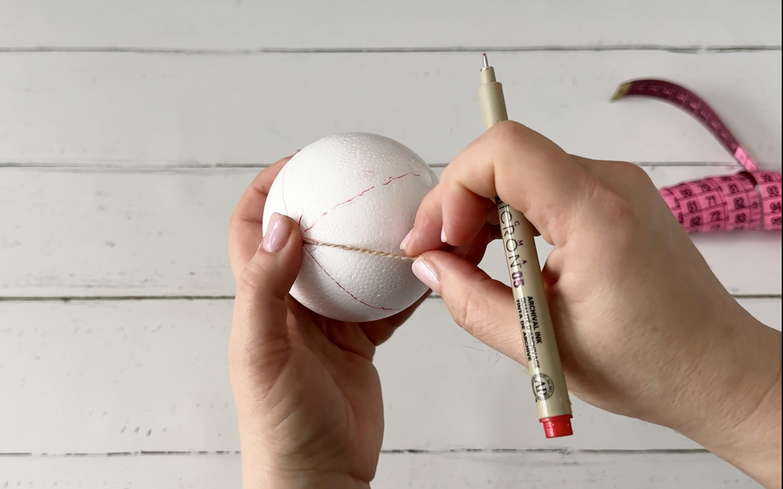 Dessiner des segments égaux au stylo sur une boule en polystyrène