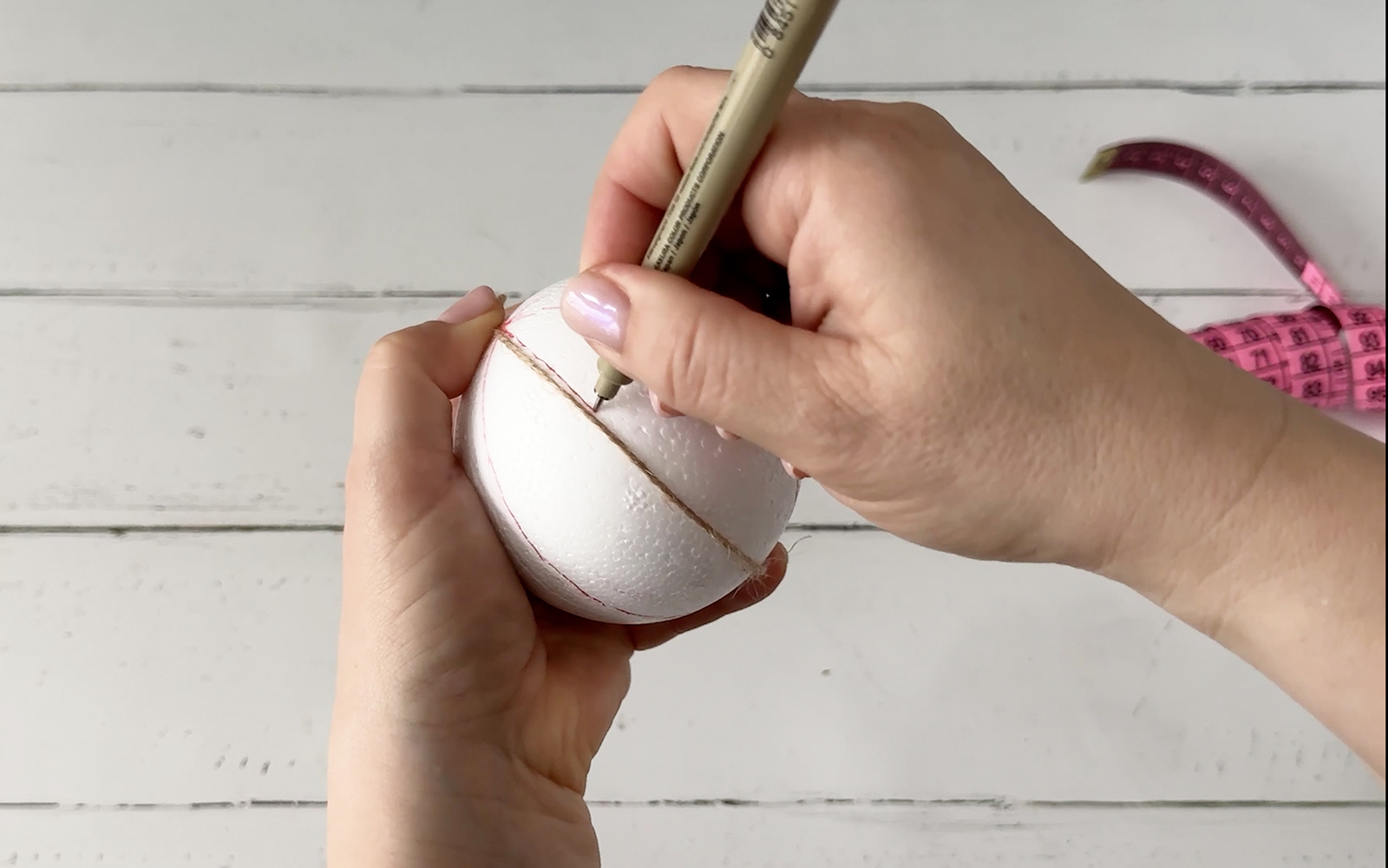 Tracer une ligne sur une boule en polystyrène à l'aide d'un guide en ficelle