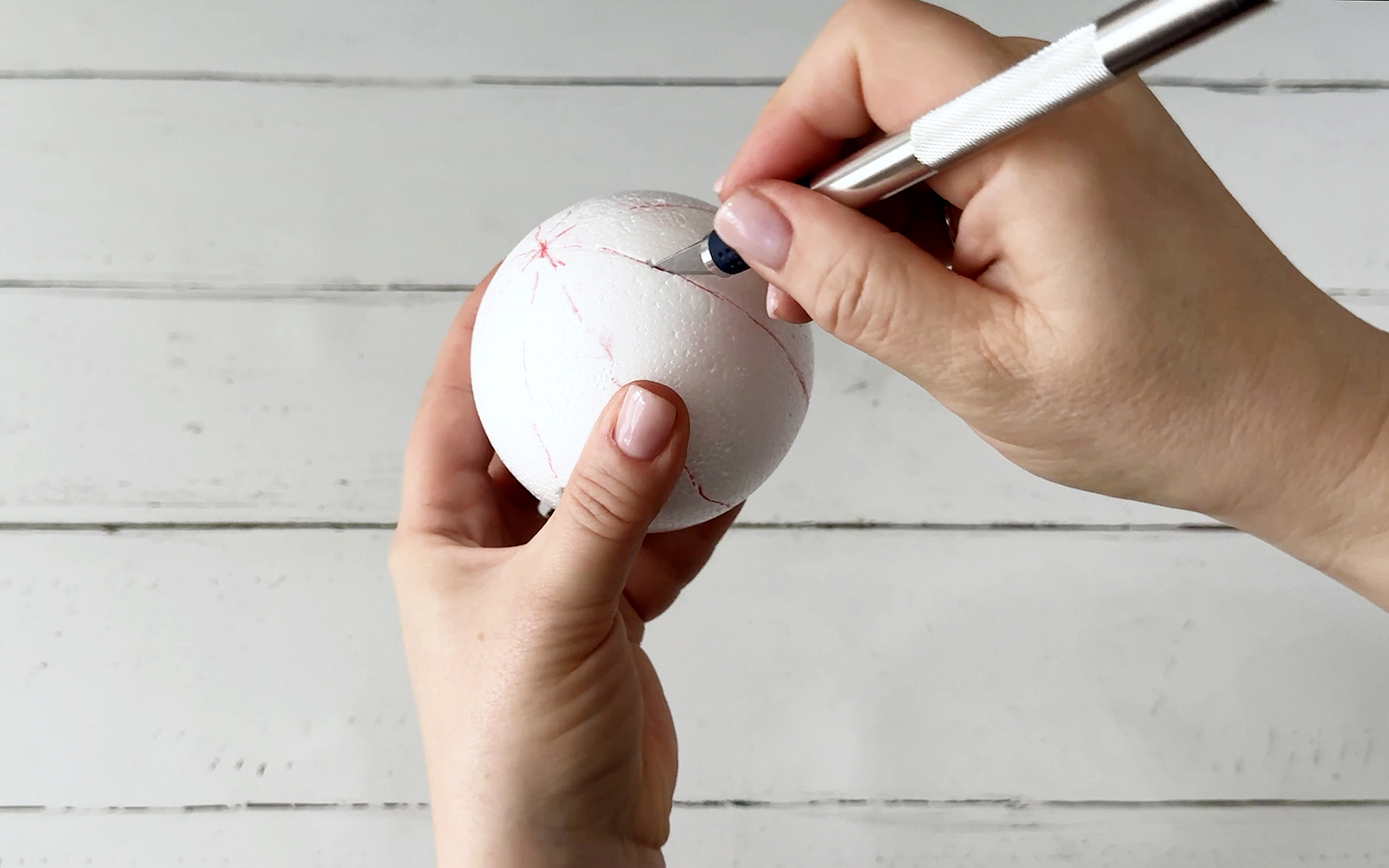 Lignes tracées au scalpel dans une boule en polystyrène