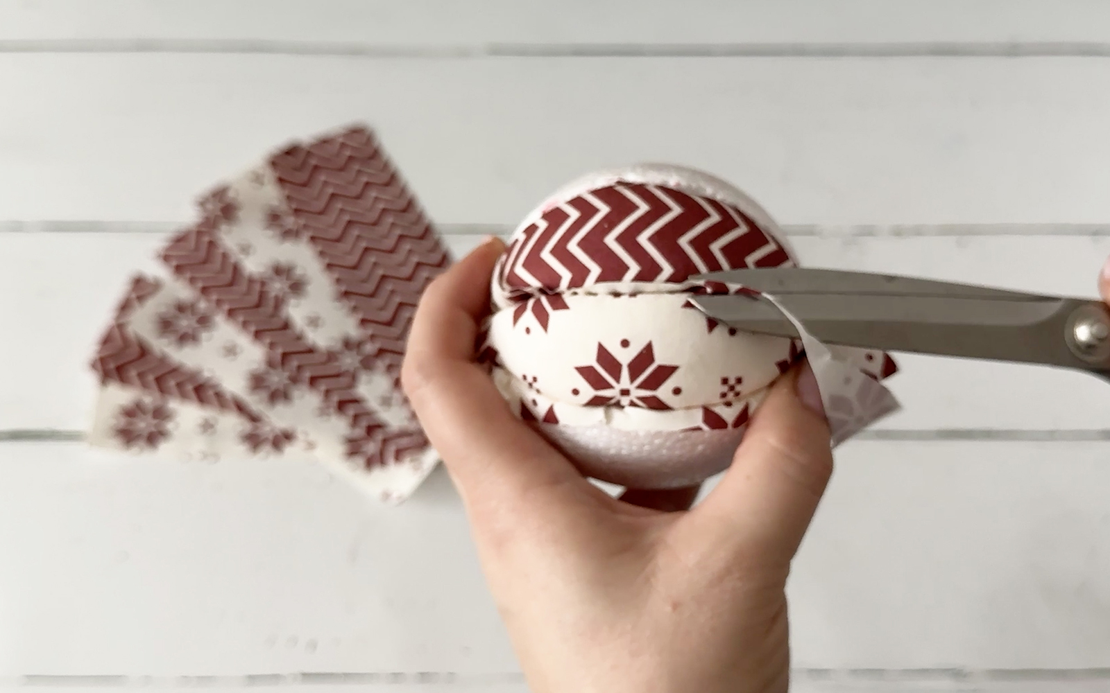 Ciseaux découpez le tissu d'une boule de Noël