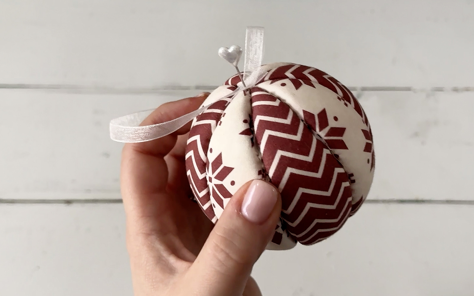 Lint op zijn plek spelden of klemmetjes op stof kerstbal