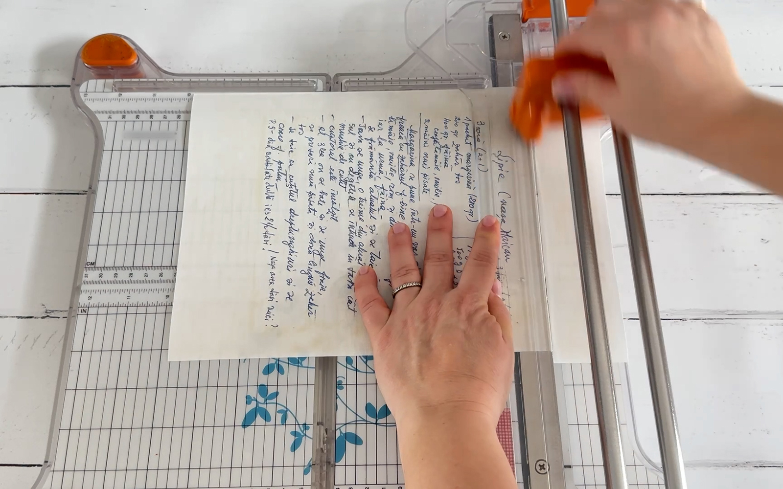 Tissu imprimé sur mesure en train d'être découpé par un massicot.