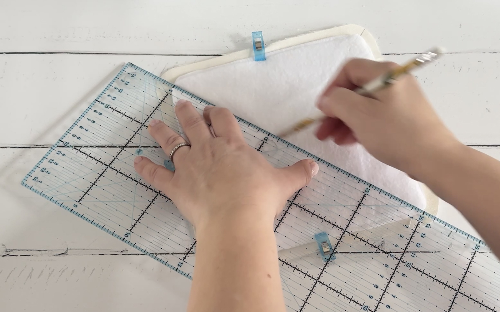 Mit dem Quiltlineal diagonale Linien auf die Einlage zeichnen 