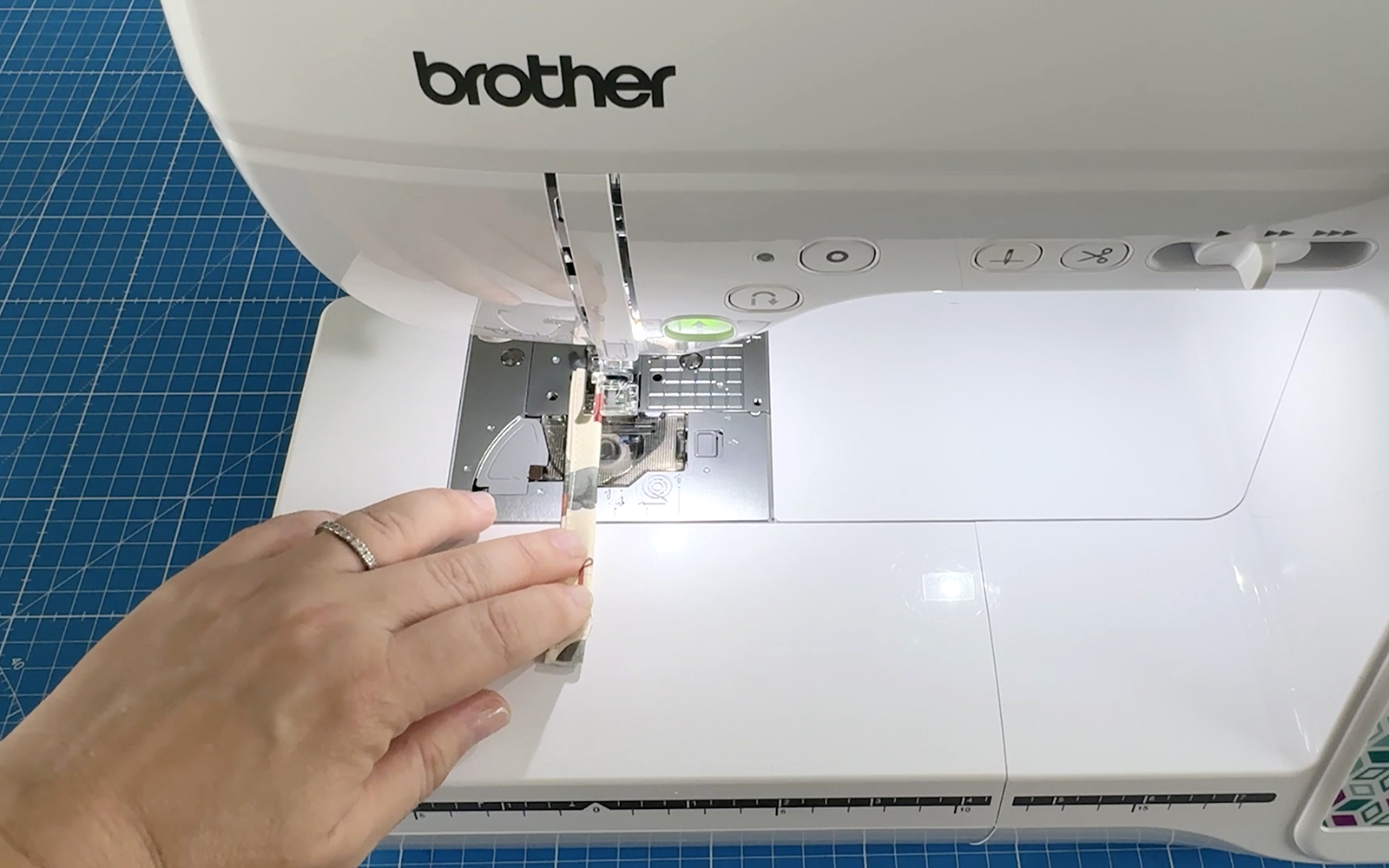 Brother-Nähmaschine näht bedrucktes Stoffstück 