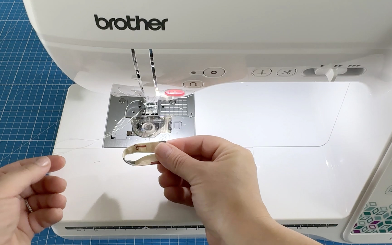 Petites pièces de tissu imprimé pliées pour créer une boucle