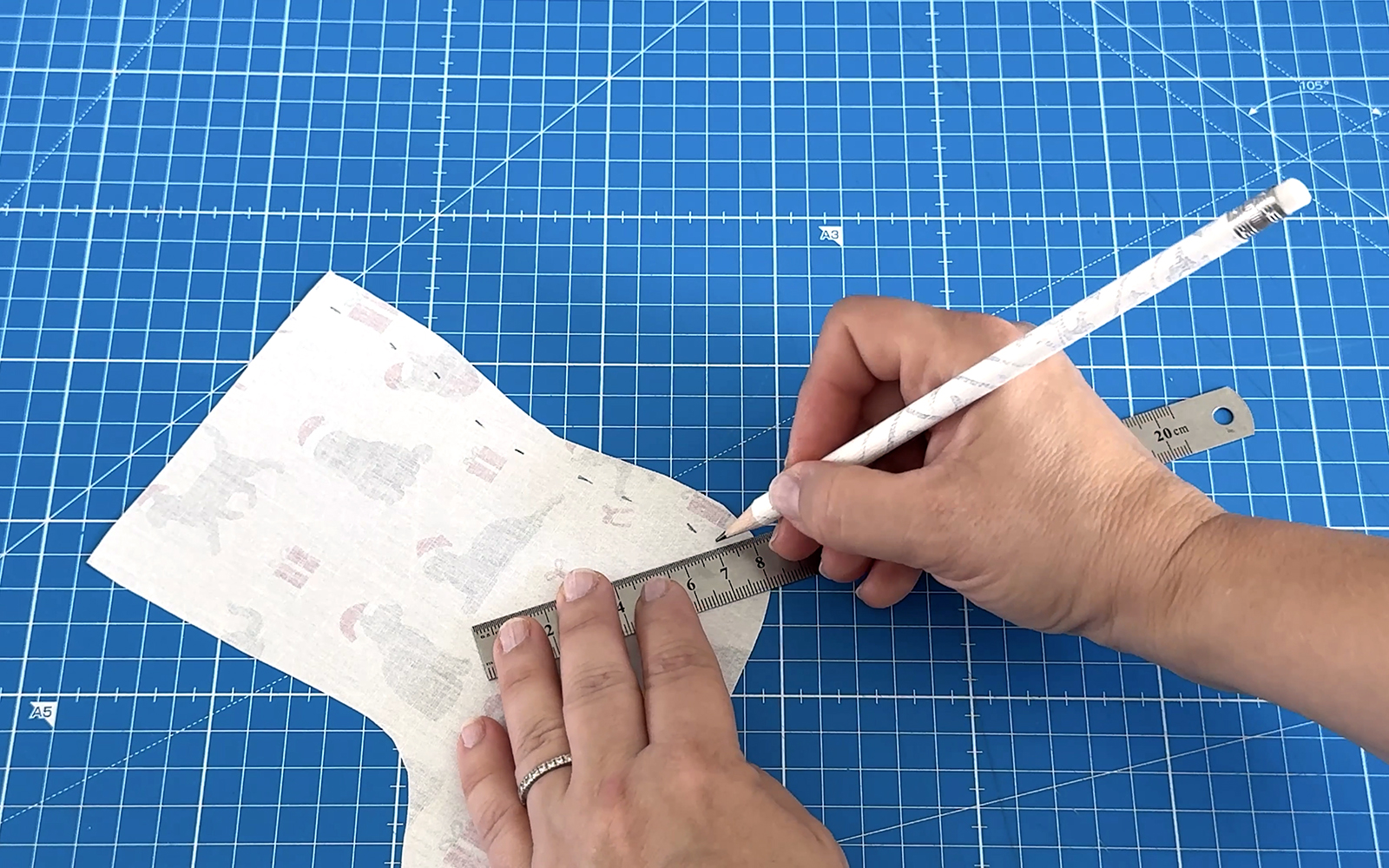 Marque au crayon de 1 cm sur un bas imprimé en tissu