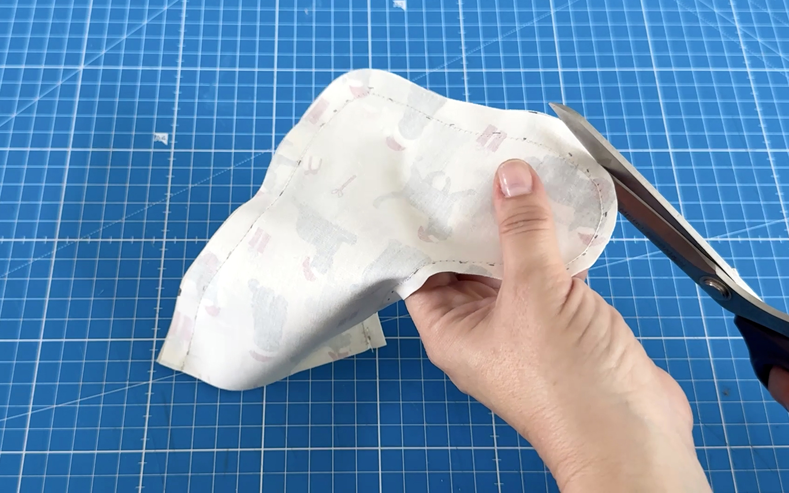 Ciseaux coupant la couture d'une chaussette imprimée en tissu 