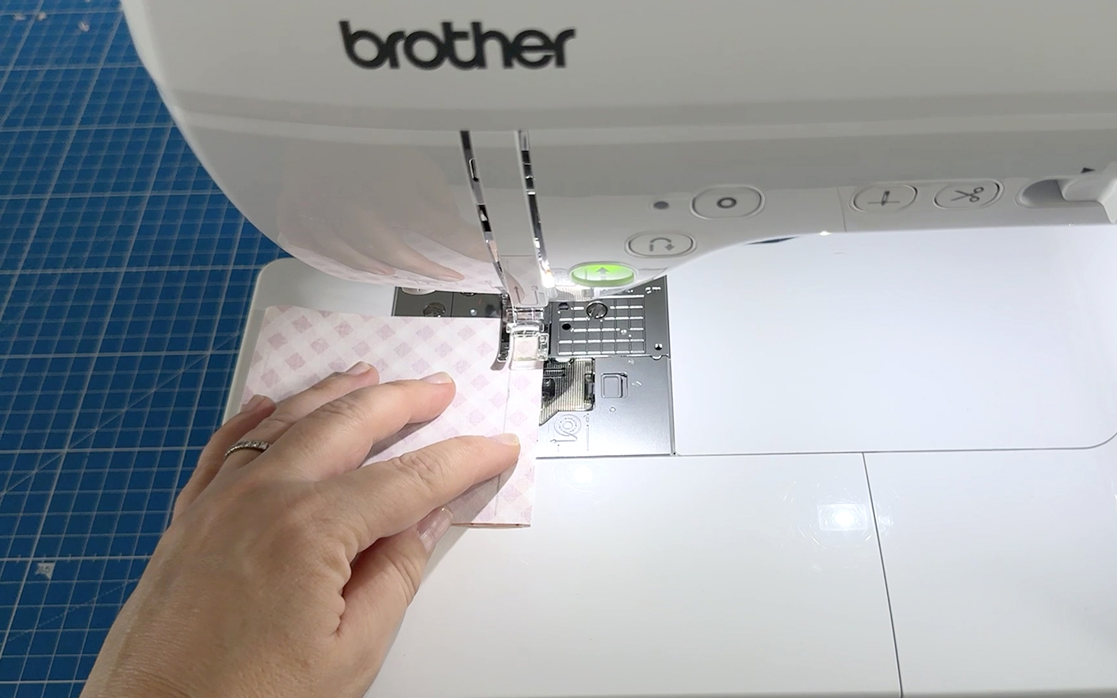 Stof die wordt genaaid op een Brother-naaimachine