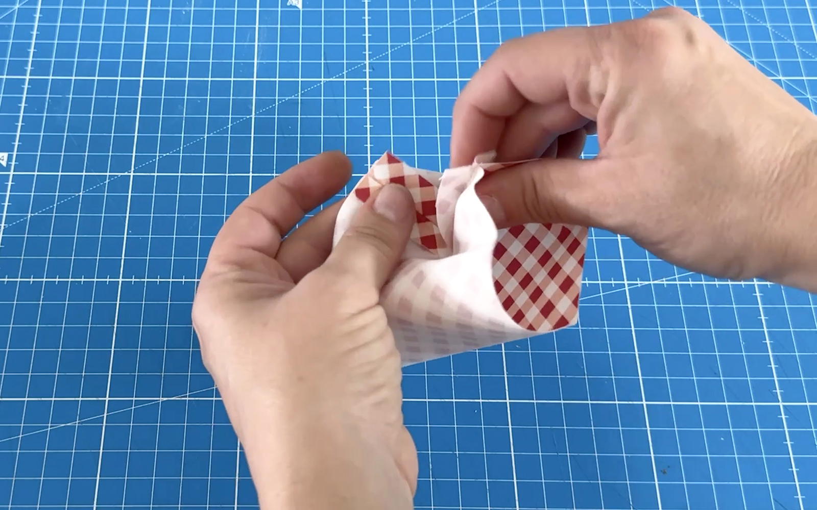  Ourlet de tissu imprimé plié en deux