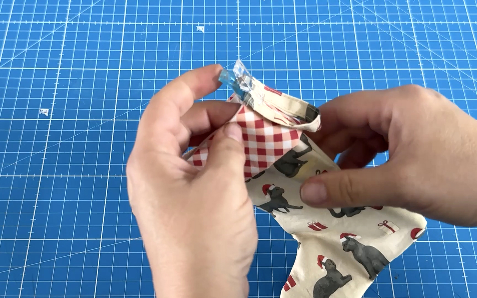 Stoff bedruckte Strumpfstücke, die festgeklemmt sind