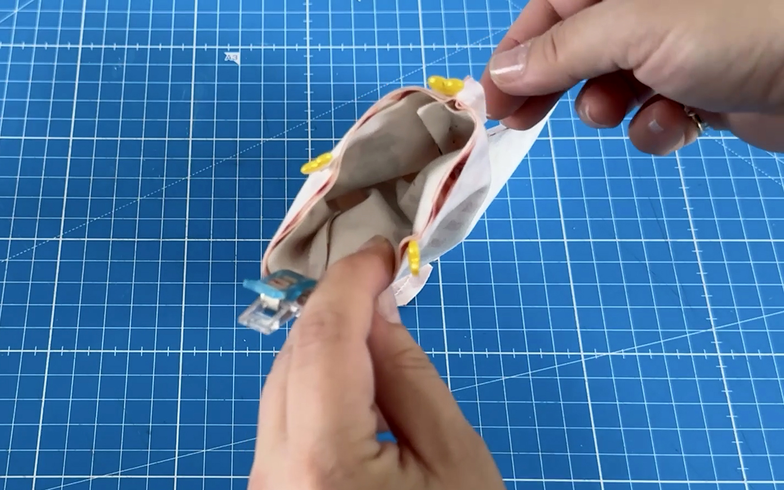 Pièces de tissu imprimé pour chaussette épinglés en place