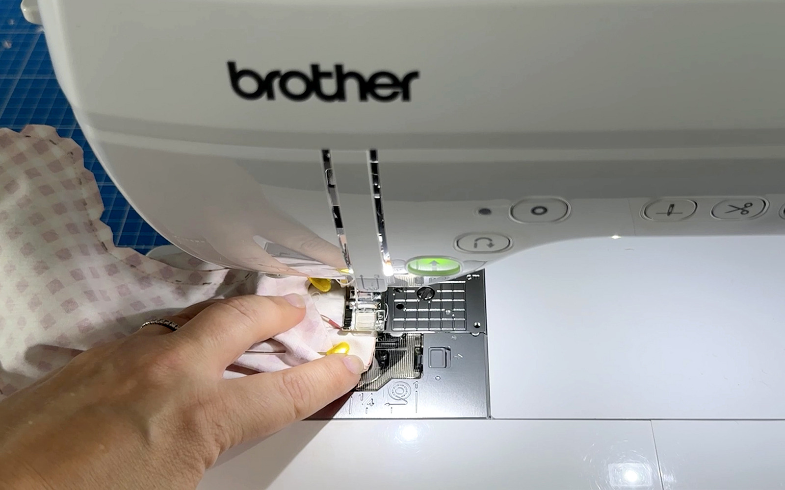 Chaussette de tissu cousue sur une machine à coudre Brother