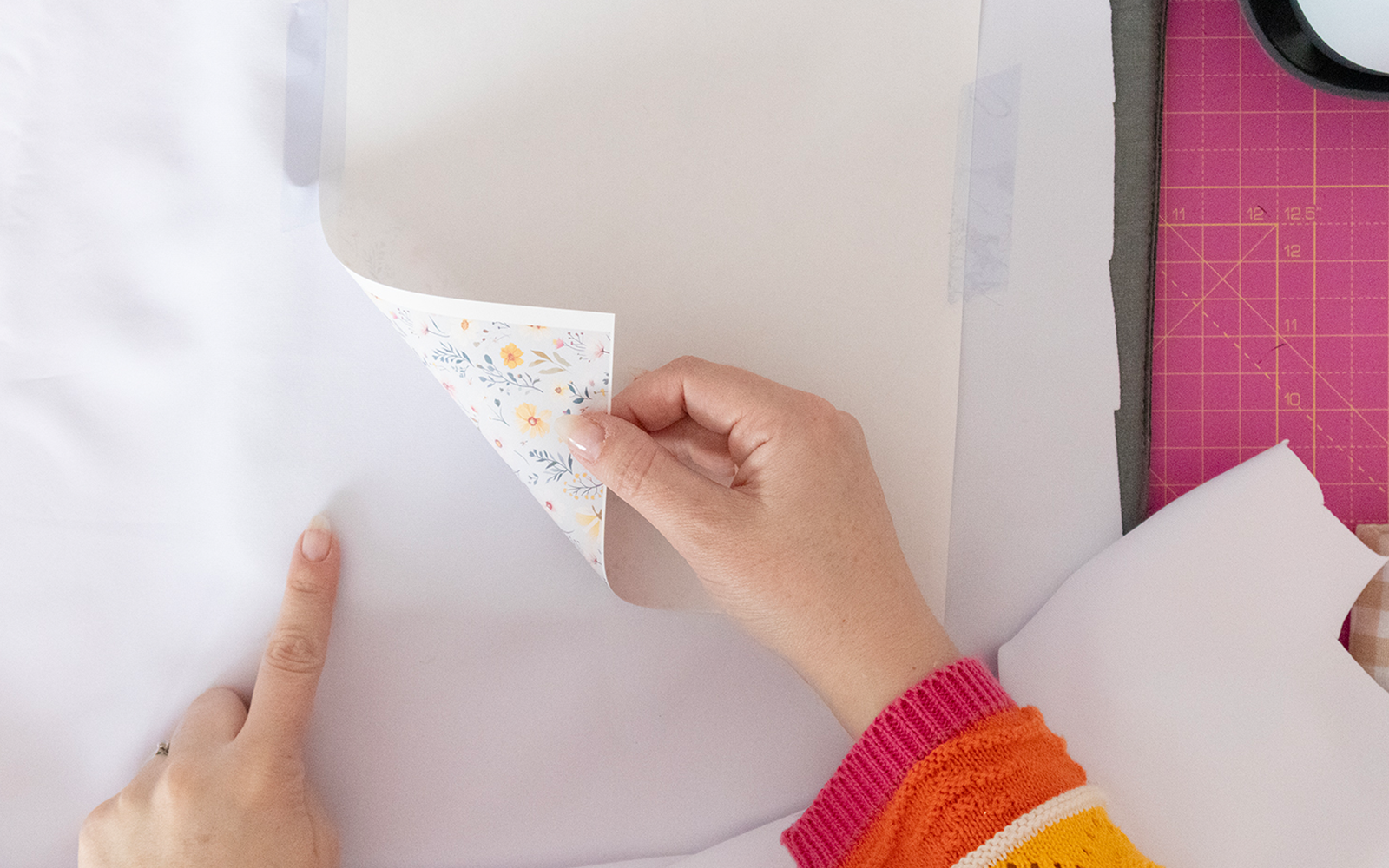 Repassez le motif sur un tissu blanc à l'aide d'une presse à chaud.