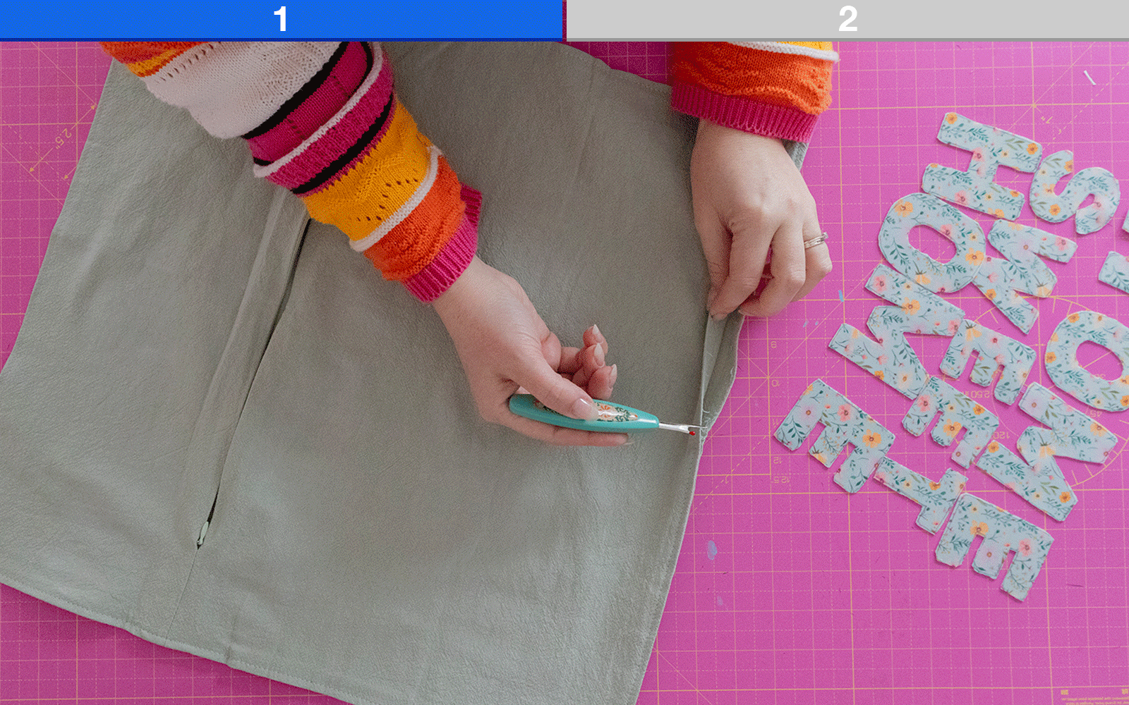 défaire les coutures du coussin et utiliser une règle pour marquer la housse du coussin