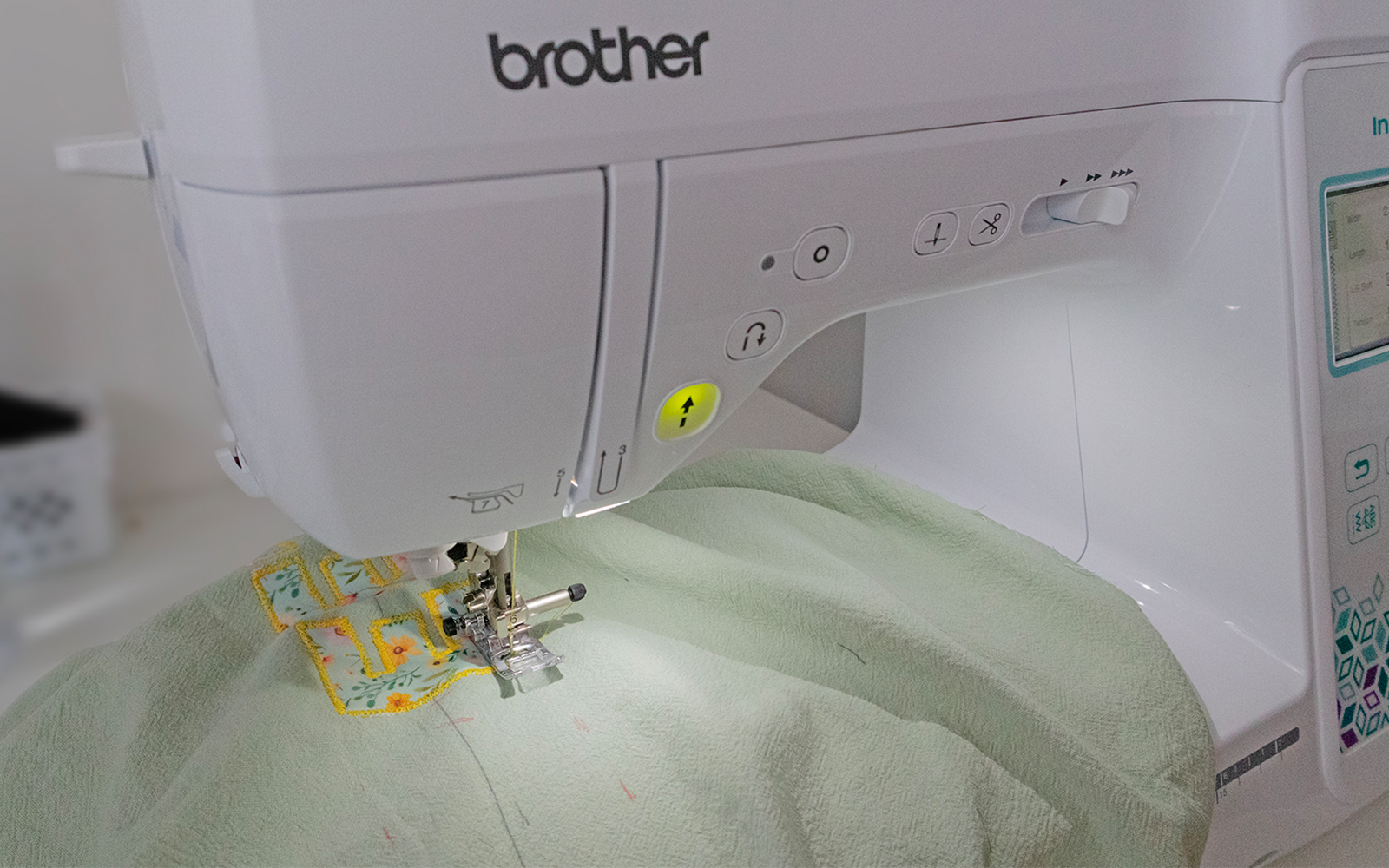 Brother Innov-is F560 coud une lettre en appliqué sur un coussin