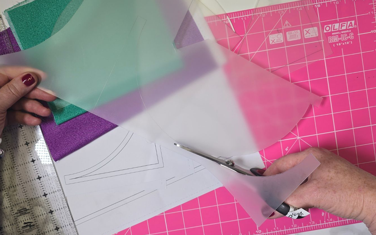 Schere schneidet Quiltvorlage auf Schablonenmaterial aus