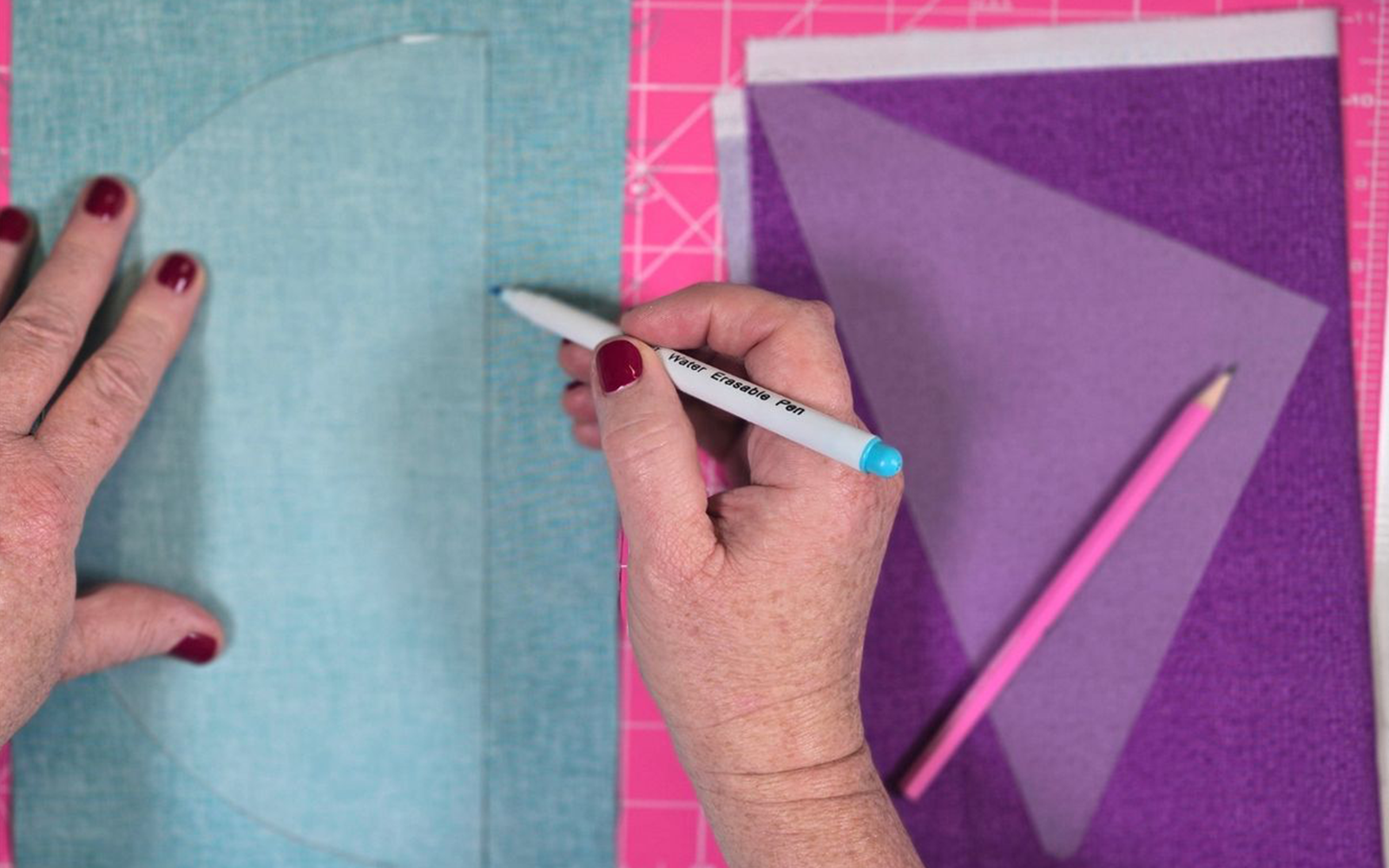 Halbkreis-Quiltvorlage auf blauer Baumwolle mit Stift nachzeichnen