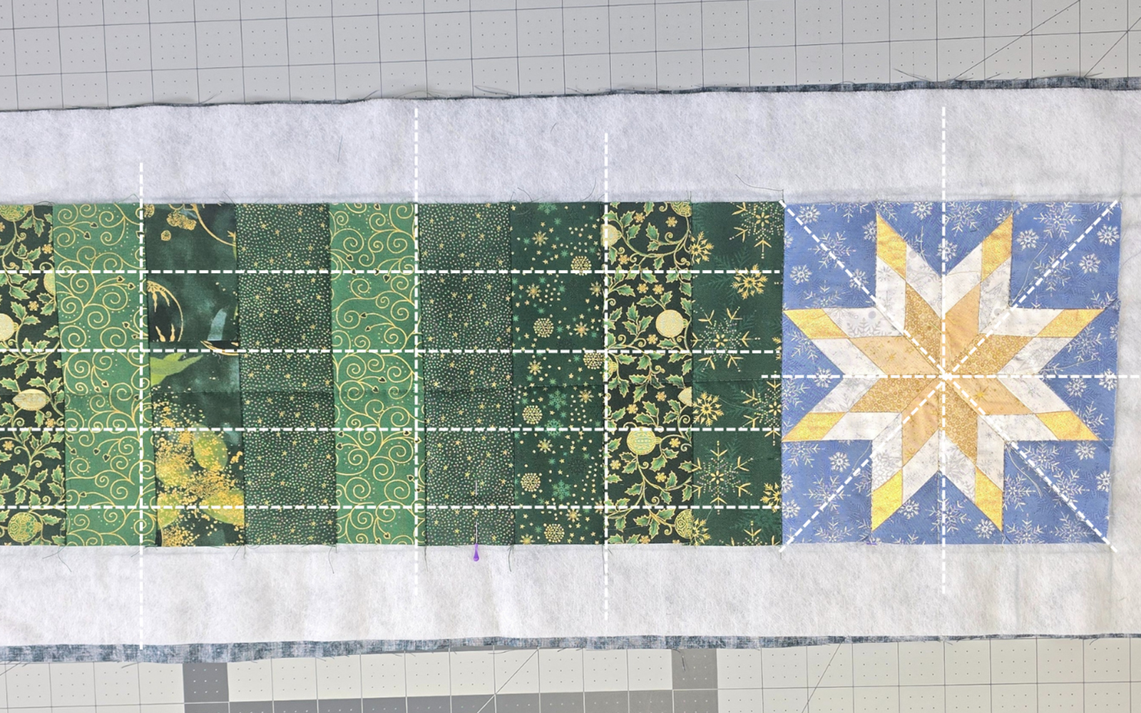 Kerstboomquiltpaneel met ster op witte tussenvoering.