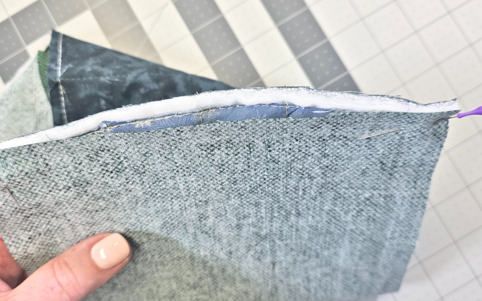 Die Rückseite der Stoffbahnen zeigt den Unterschied in der Breite.