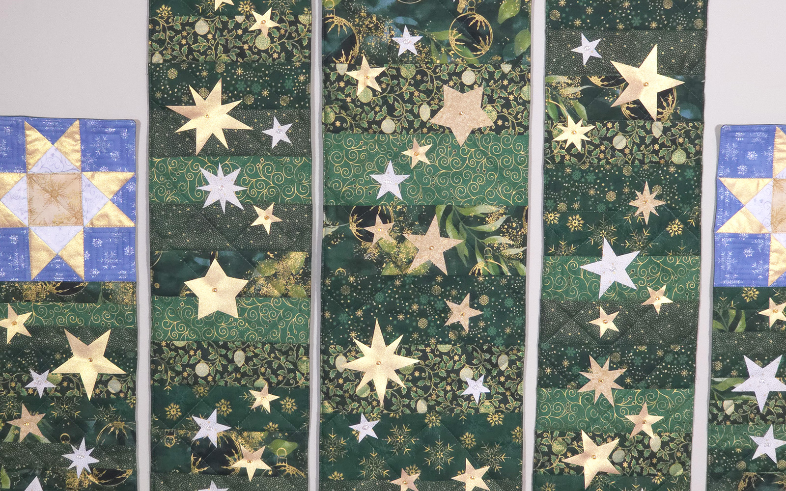 Panneaux matelassés verts avec étoiles en appliqué doré.