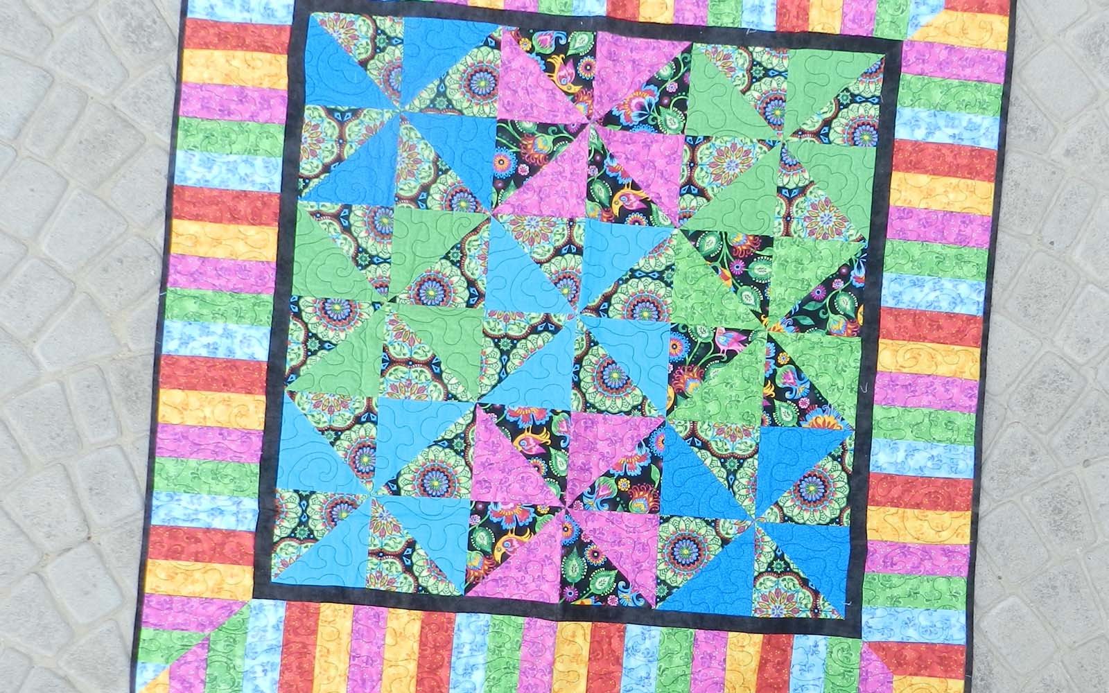 Kleurrijke quilt op stoeptegels