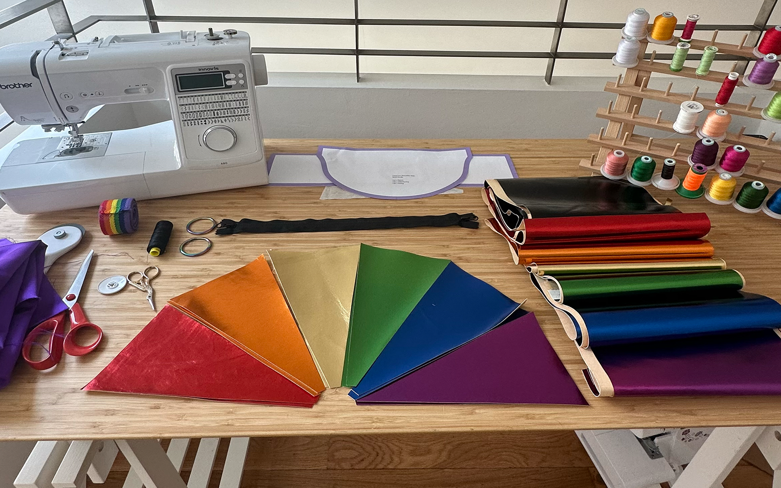 Brother A80 Nähmaschine mit regenbogenfarbenem Plissee auf dem Tisch