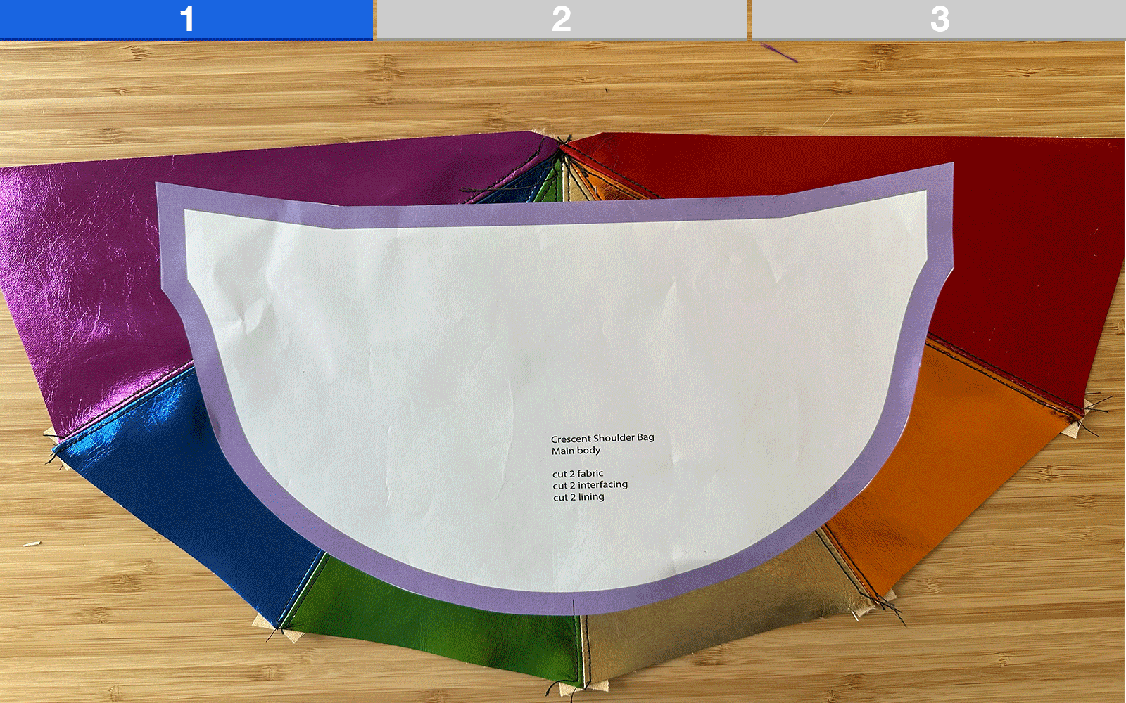 Taschenkörperform Nähteil auf regenbogenfarbenem Plissee, bereit zum Zuschneiden