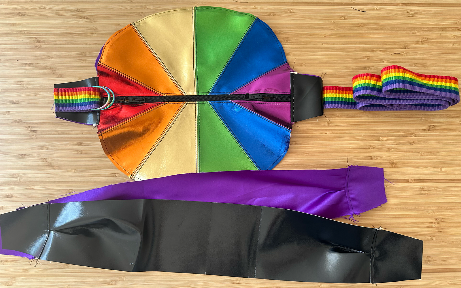Schwarze Plissee- und violette Satinteile für die Taschenfalte auf dem Tisch