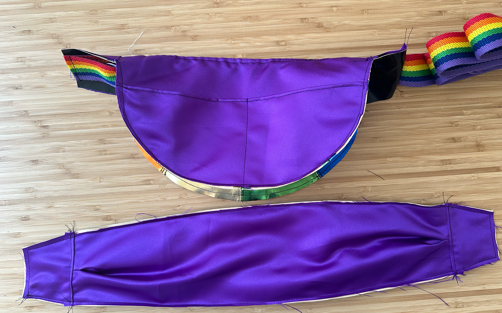 plis du soufflet du sac en train d'être cousus ensemble