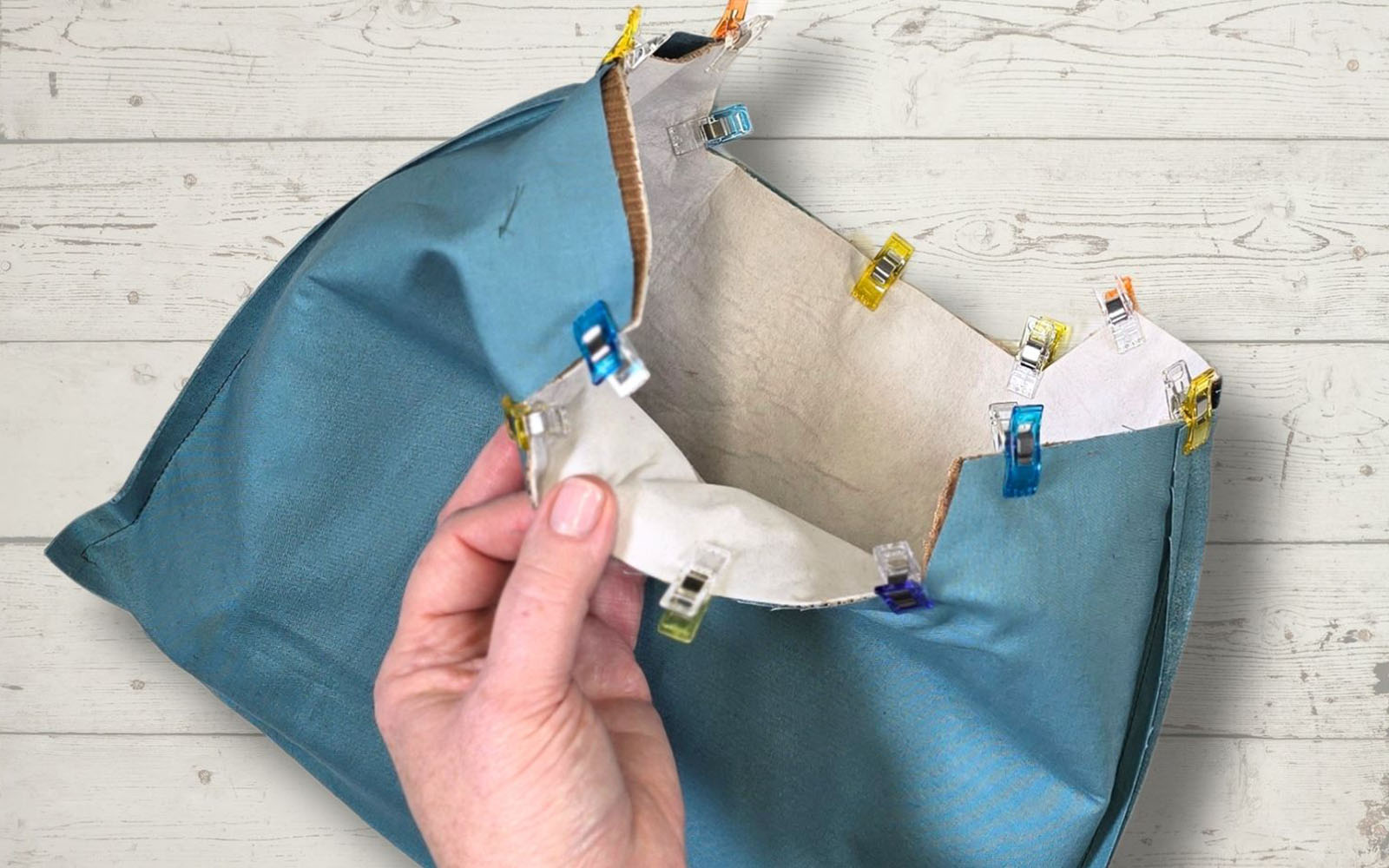 Das Futter der Aquatasche und die Kordtasche werden zusammengeschnitten