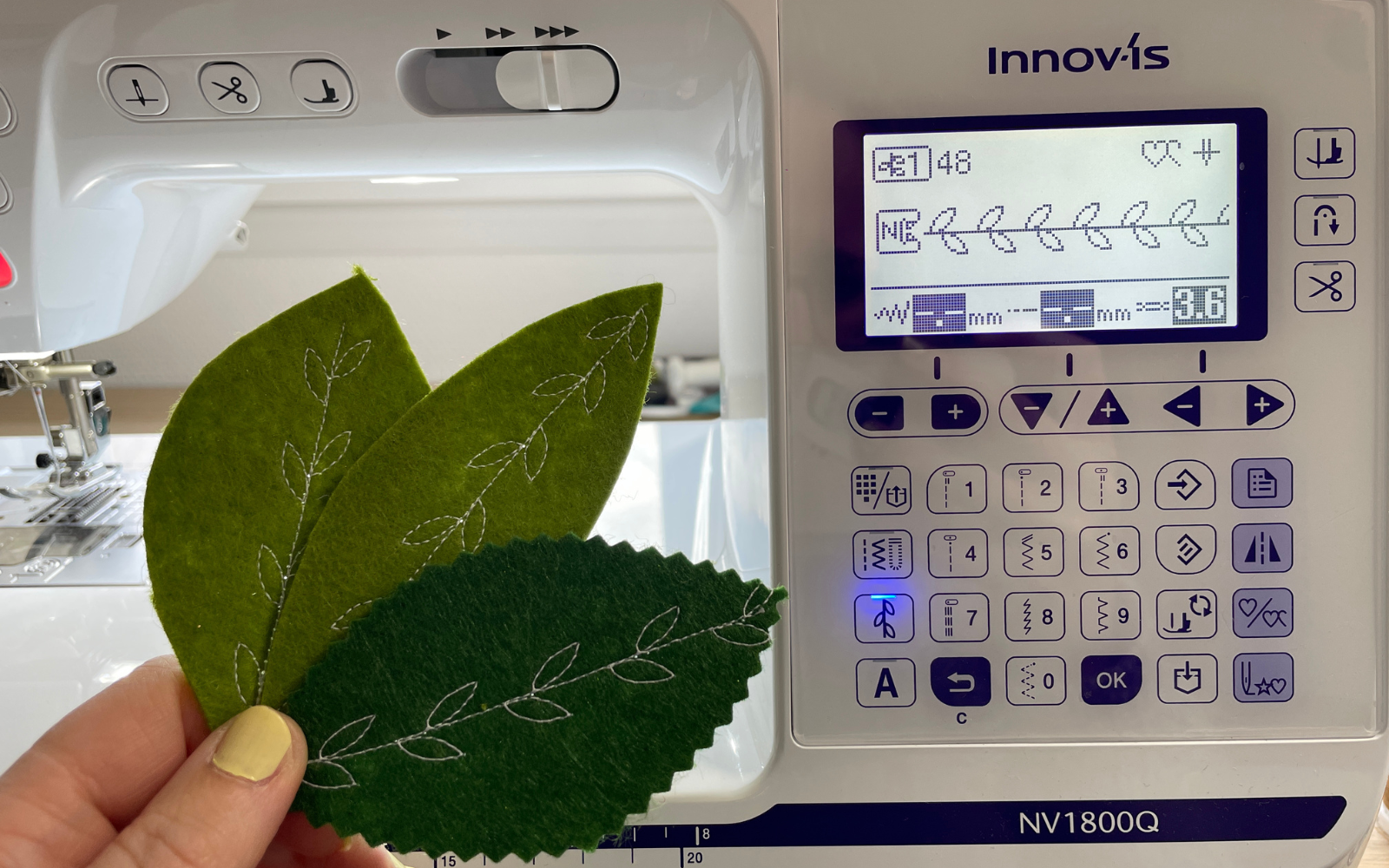 feuilles vertes avec points décoratifs et Brother NV1800Q 