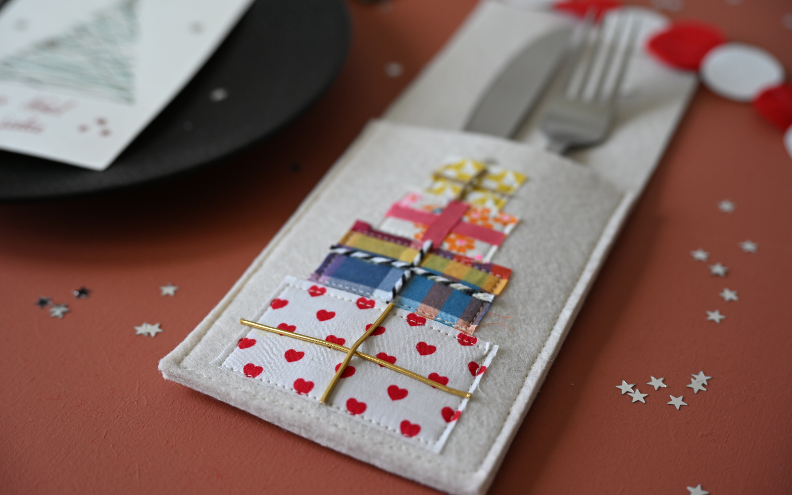 Grauer Filz-Besteckhalter mit applizierten Geschenken