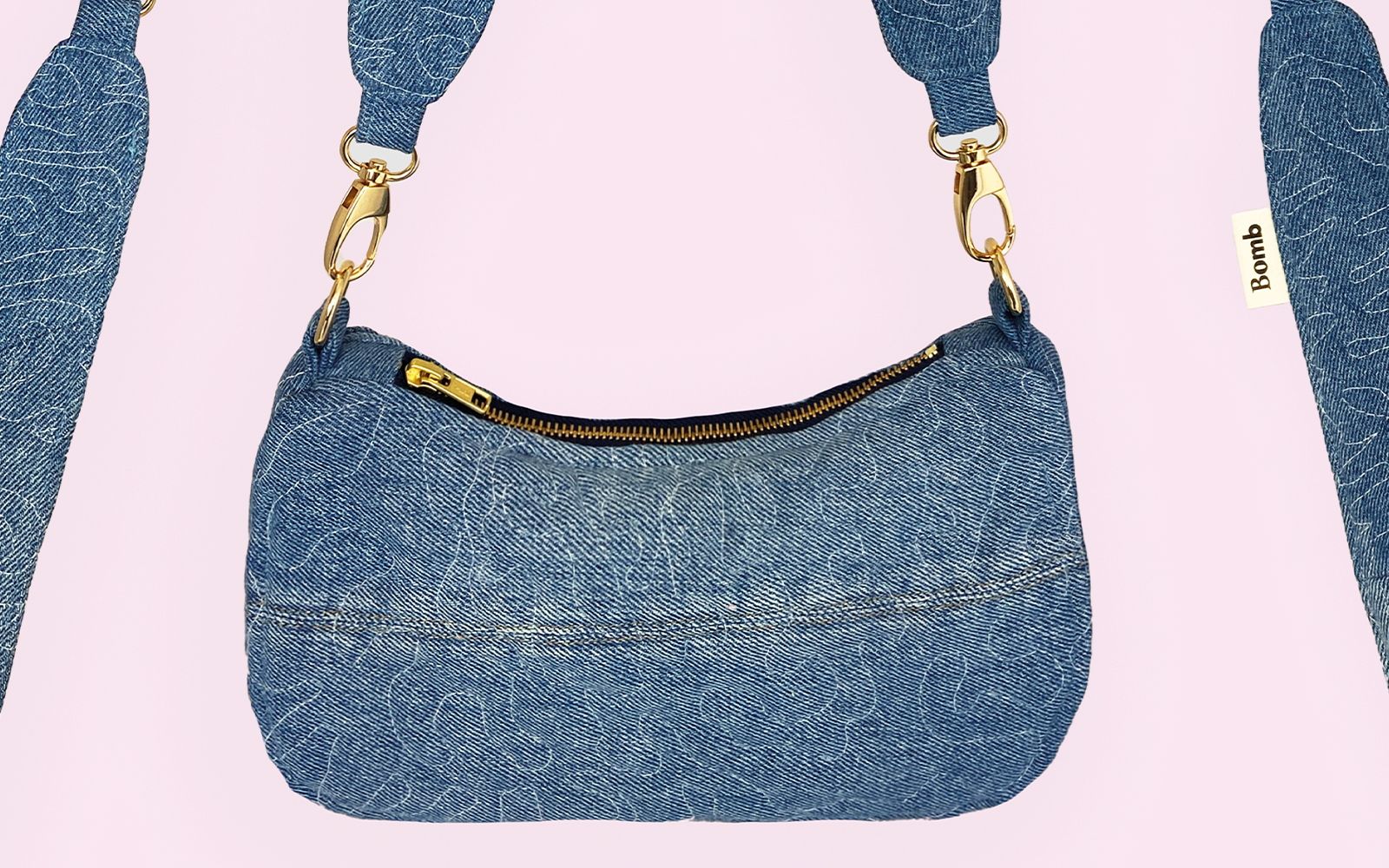 Nahaufnahme von denimblauen Minitaschen aus frei gequiltetem Stoff