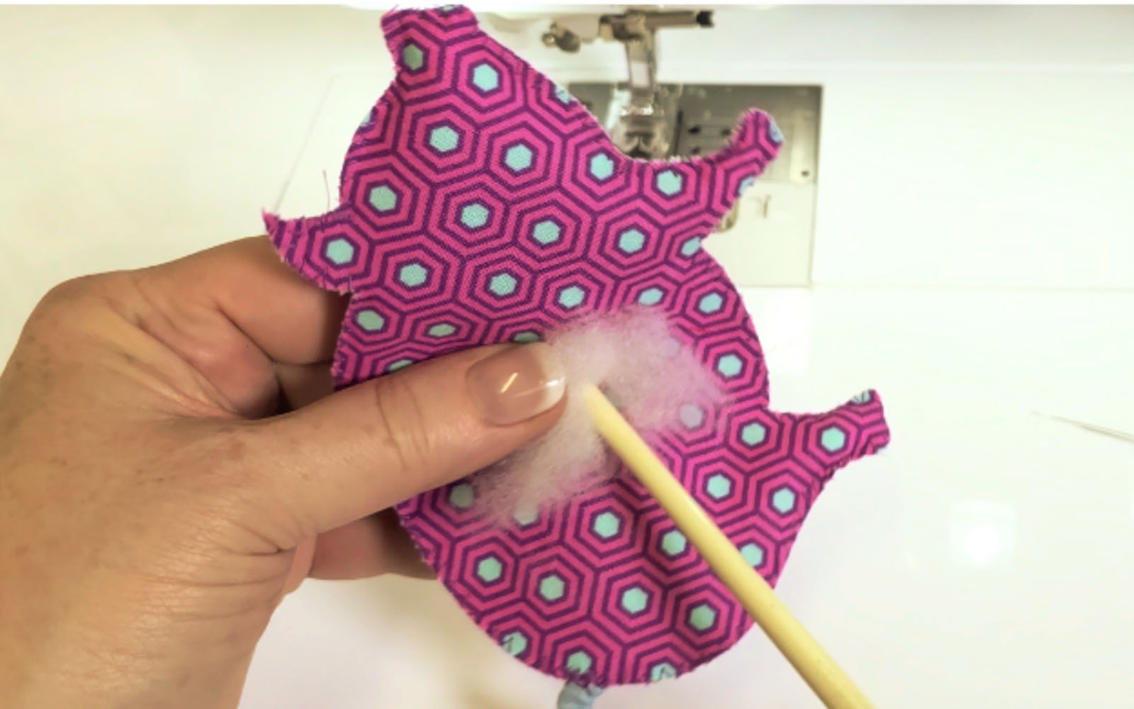 Remplissage du tissu rose Glücksschwein avec du rembourrage pour jouets.