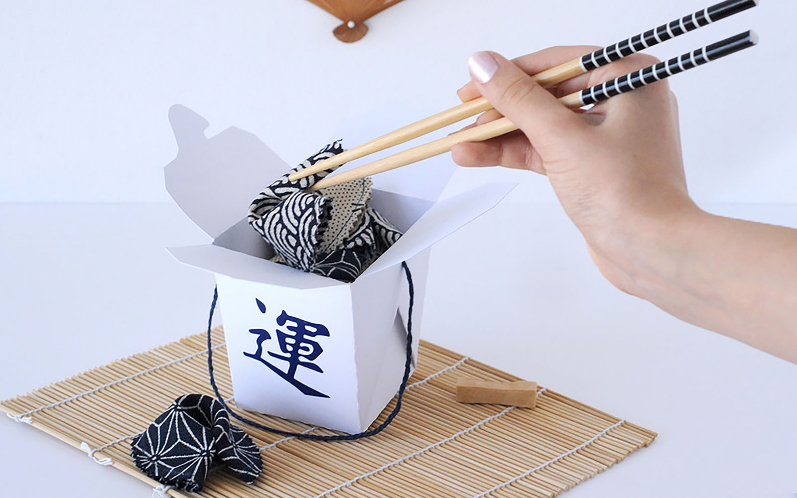 baguettes sortant des biscuits chinois en tissu de la boîte