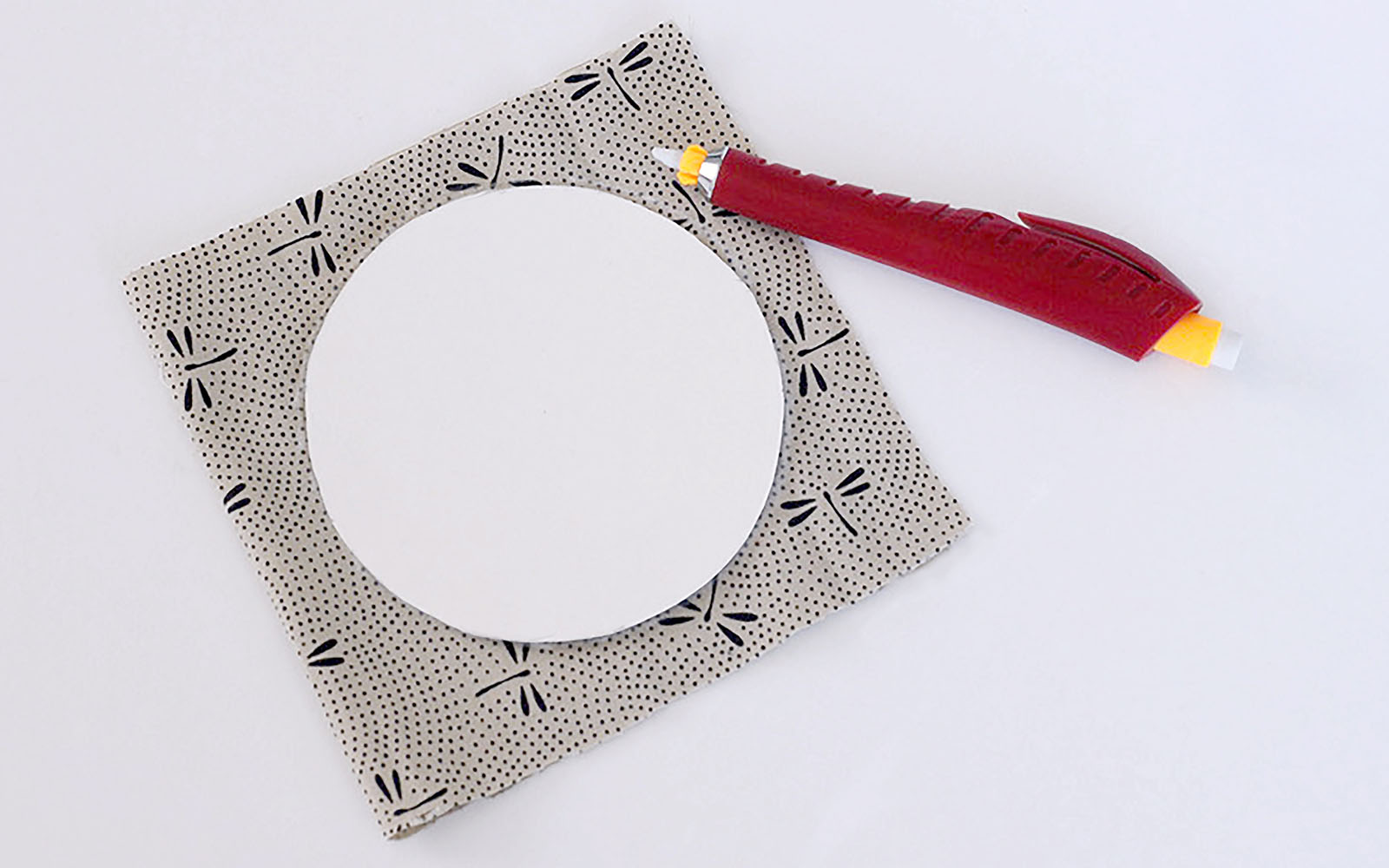 tissu en coton beige avec gabarit circulaire et crayon craie