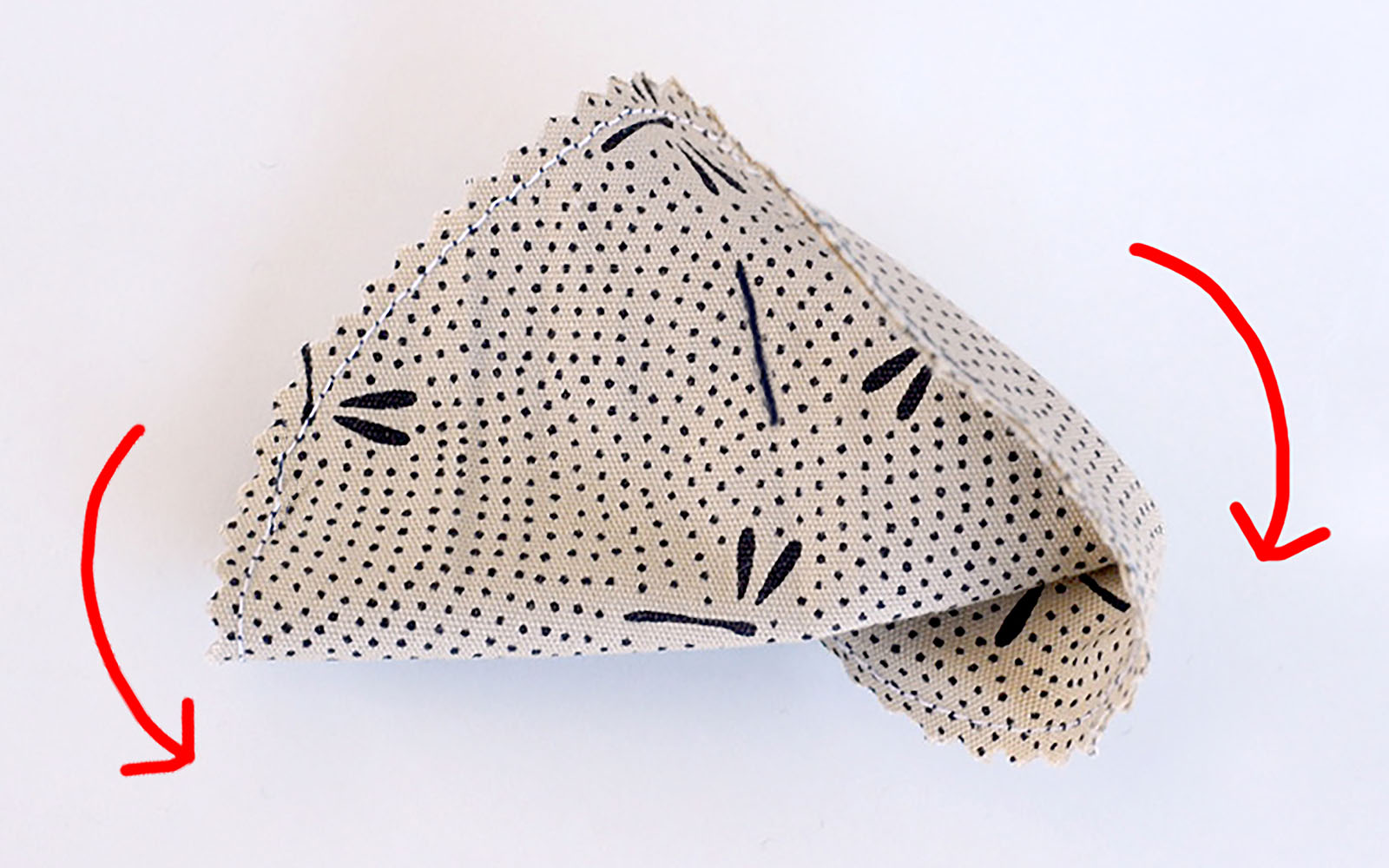 biscuit chinois en tissu beige avec ligne de retournement marquée