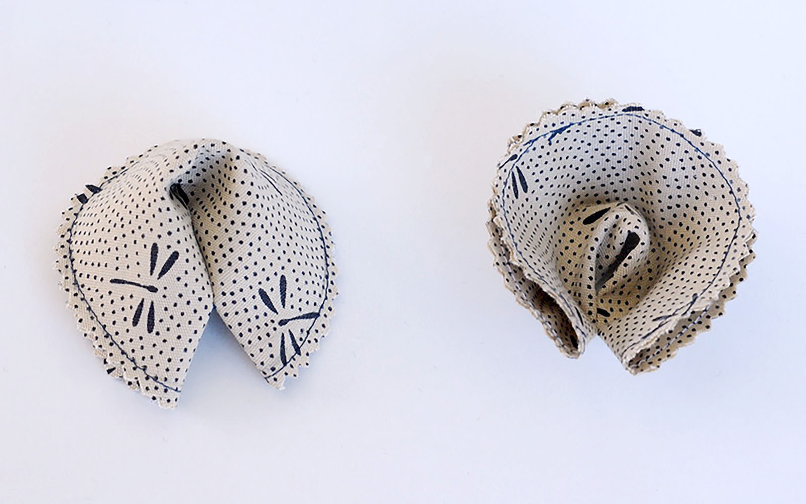 biscuit chinois en tissu beige avec ligne de pliage marquée