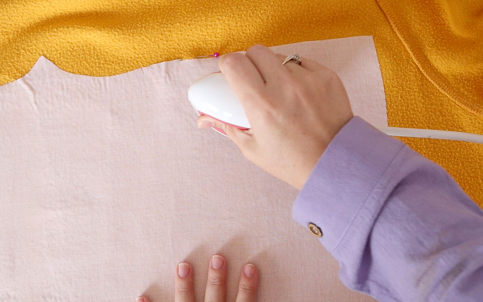 Entoilage repassé sur un sweat-shirt jaune