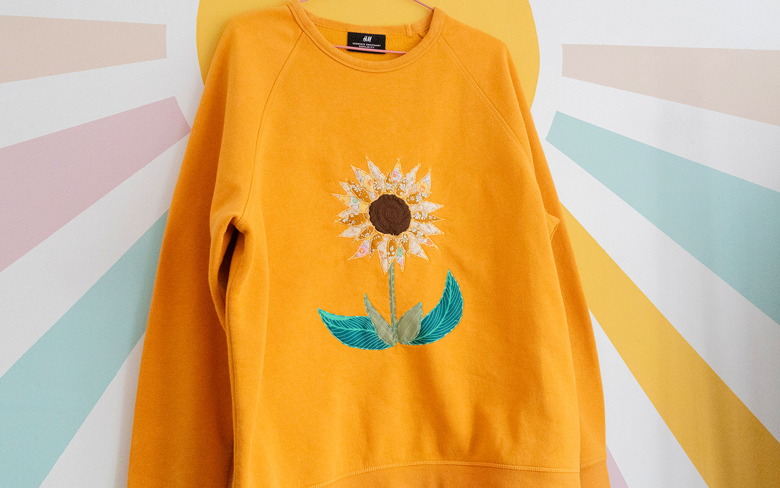 Gelbes Sweatshirt mit Blumenmuster aus Applikationen