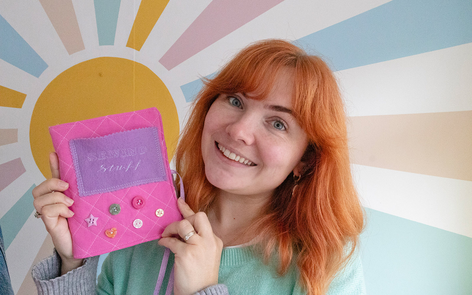 Paige Joana mit rosa Nähutensilien- und Nadel-Etui