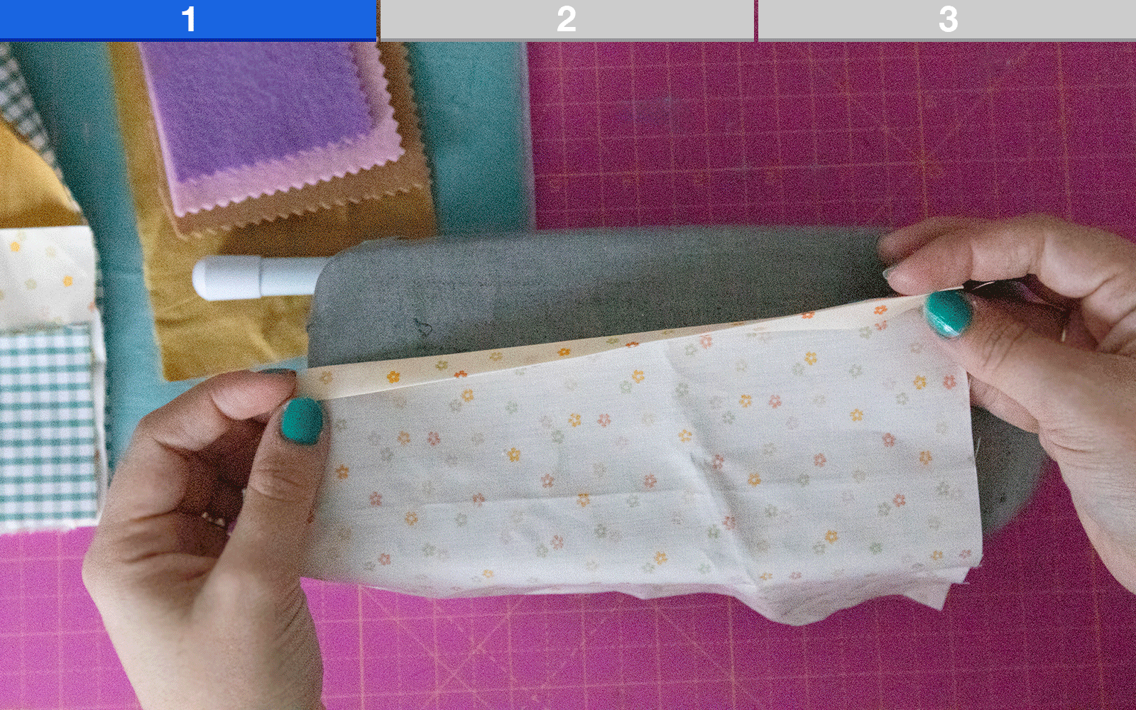 Assemblage d'une petite poche sur le devant d'une pièce de tissu.