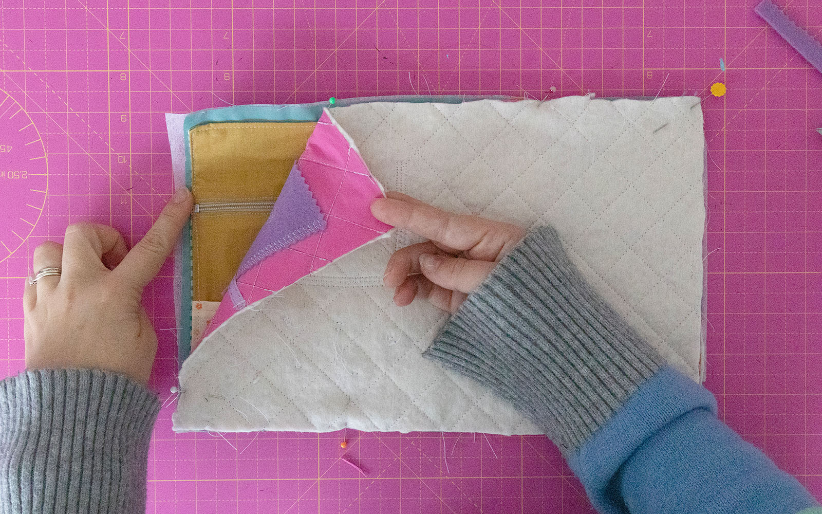 couche de tissu matelassé épinglée ensemble